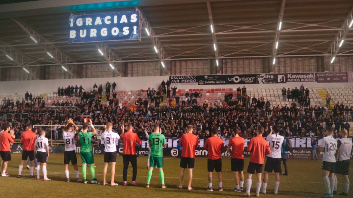 Afición y equipo se felicitan tras el partido. BCF