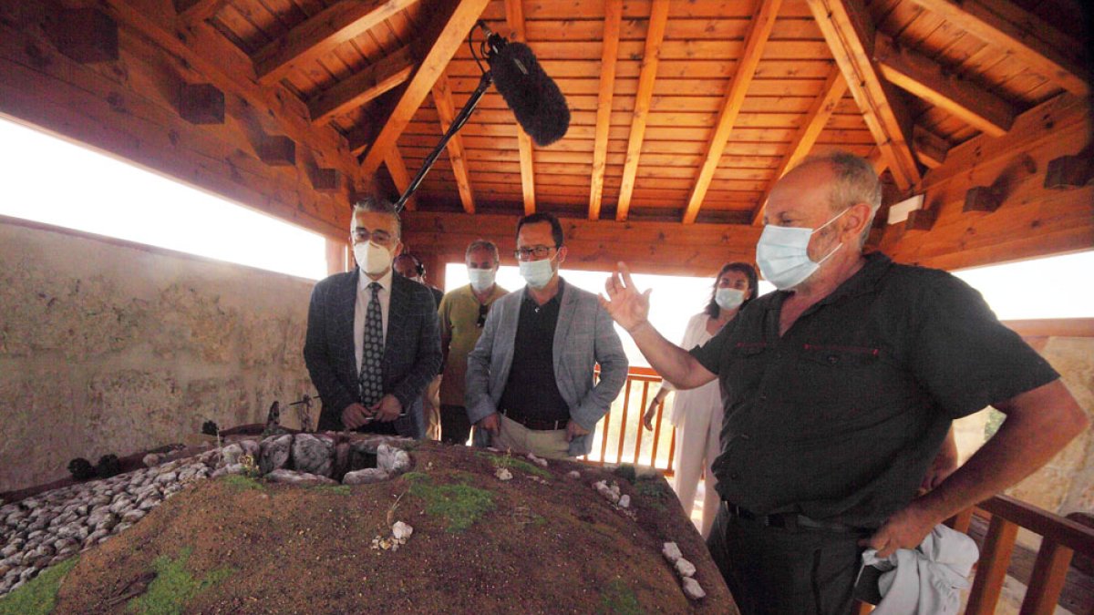 Roberto Saiz, Gumersindo Bueno y Manuel Rojo, durante la visita. GERARDO GONZÁLEZ