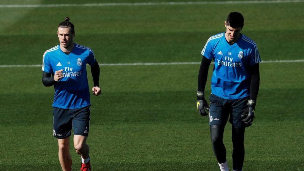 Bale (d) junto a Courtois en el último entrenamiento del Madrid.-EFE