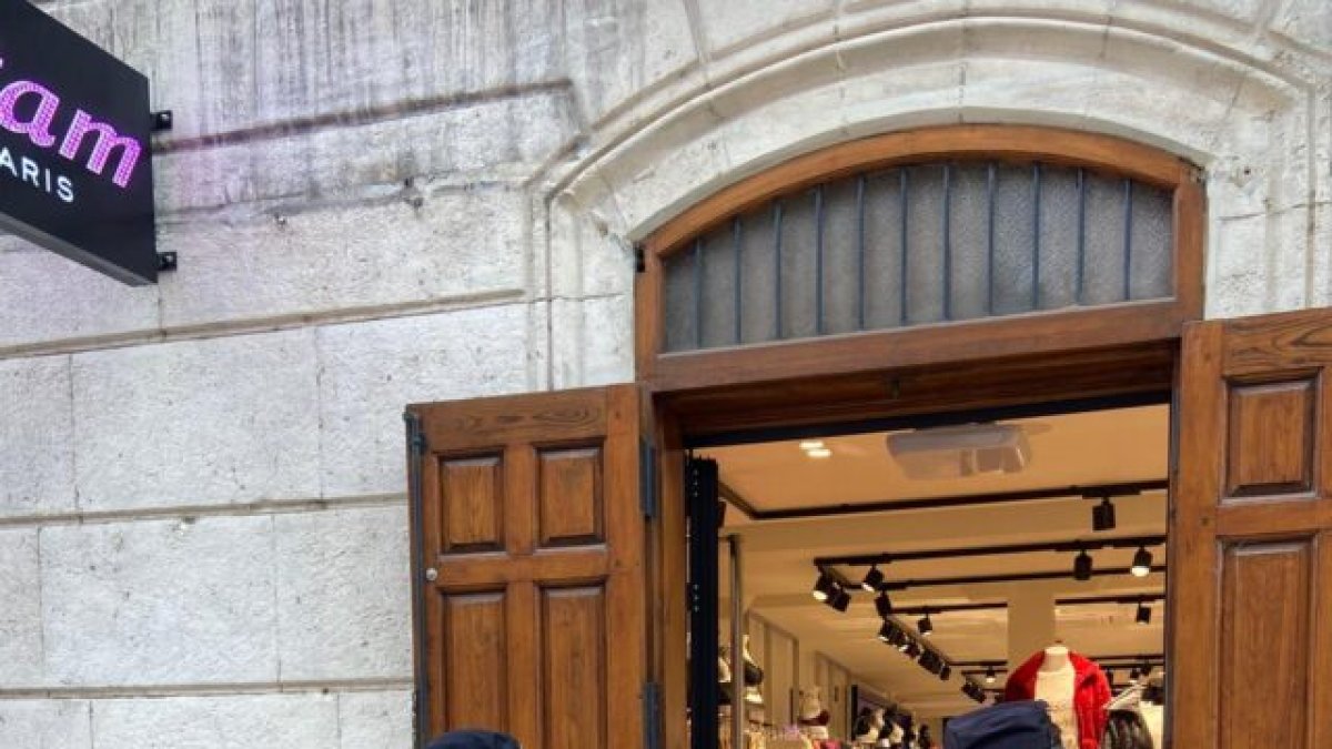 Dos agentes conversan con una comerciante de la capital burgalesa. ECB