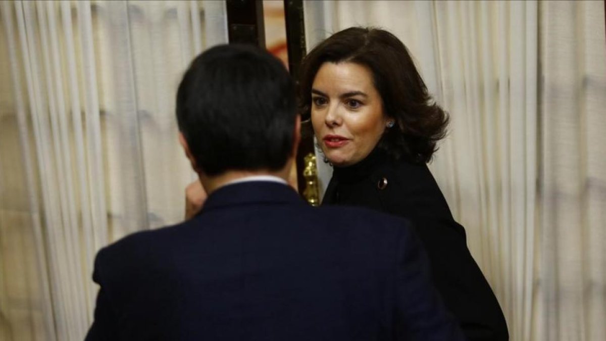 La vicepresidenta del Gobierno, Soraya Sáenz de Santamaría, este miércoles en el Congreso.-AGUSTÍN CATALÁN