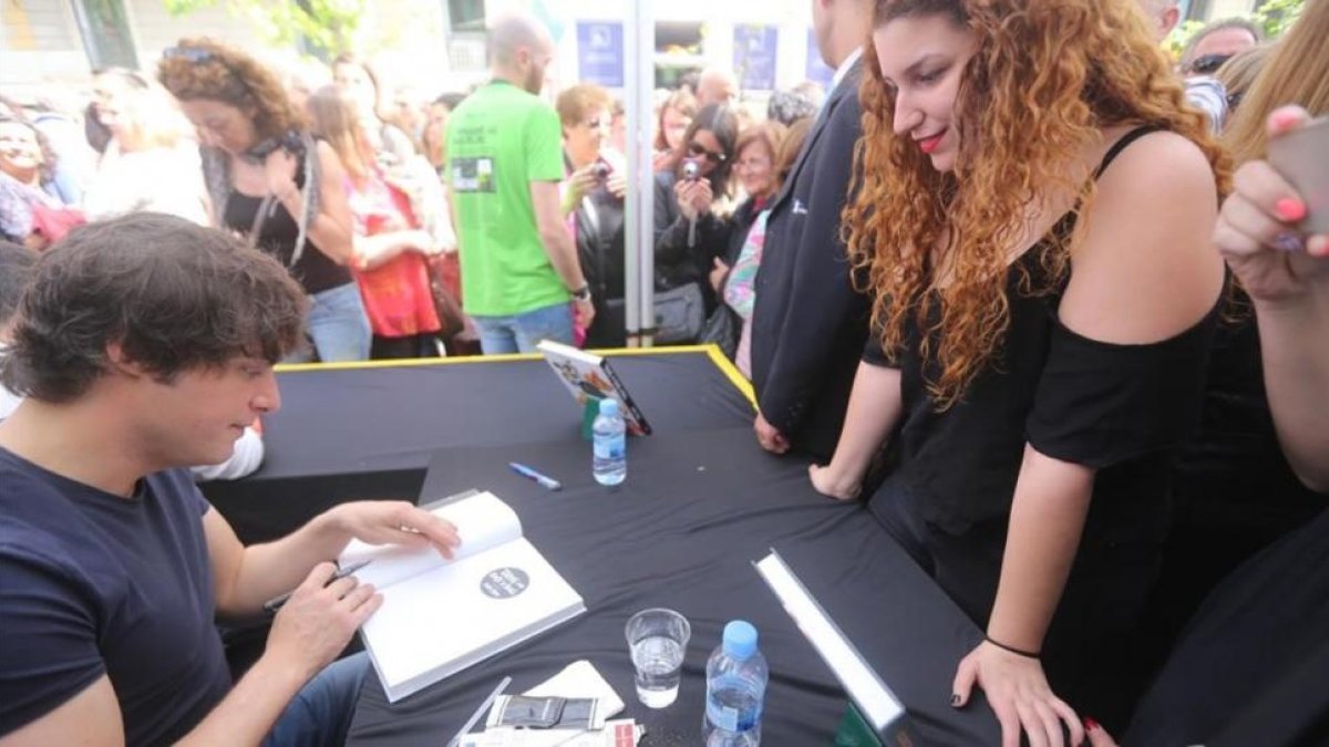 Jordi Cruz, firmando libros en Sant Jordi.-DANNY CAMINAL