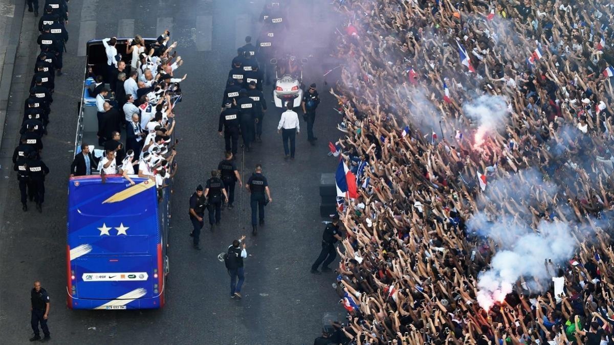 Apoteosis francesa blindada por los gendarmes-BERTRAND GUAY