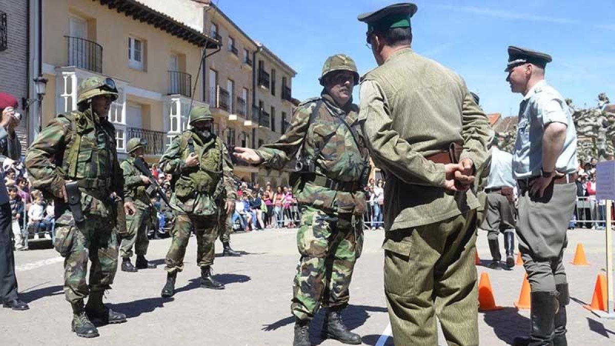 La vestimenta de los recreadores y sus actuaciones impresionan al público.-RICARDO ORDÓÑEZ