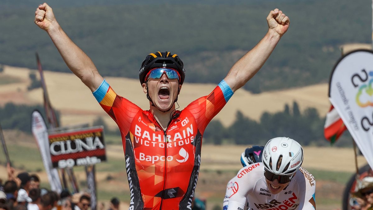 Govekar se impone en el sprint de la fuga en la línea de meta de Clunia. SANTI OTERO
