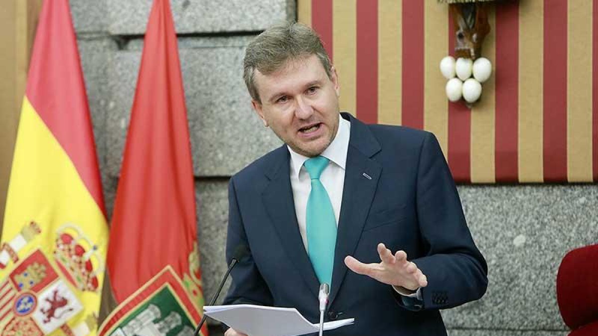 El alcalde, Javier Lacalle, intervino desde la presidencia.-RAÚL G. OCHOA