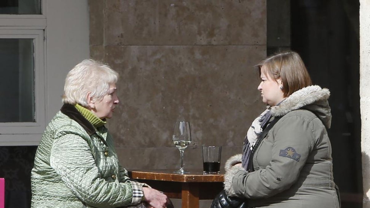 Dos mujeres conversan en un velador en la zona del casco histórico de la capital.-RAÚL G. OCHOA