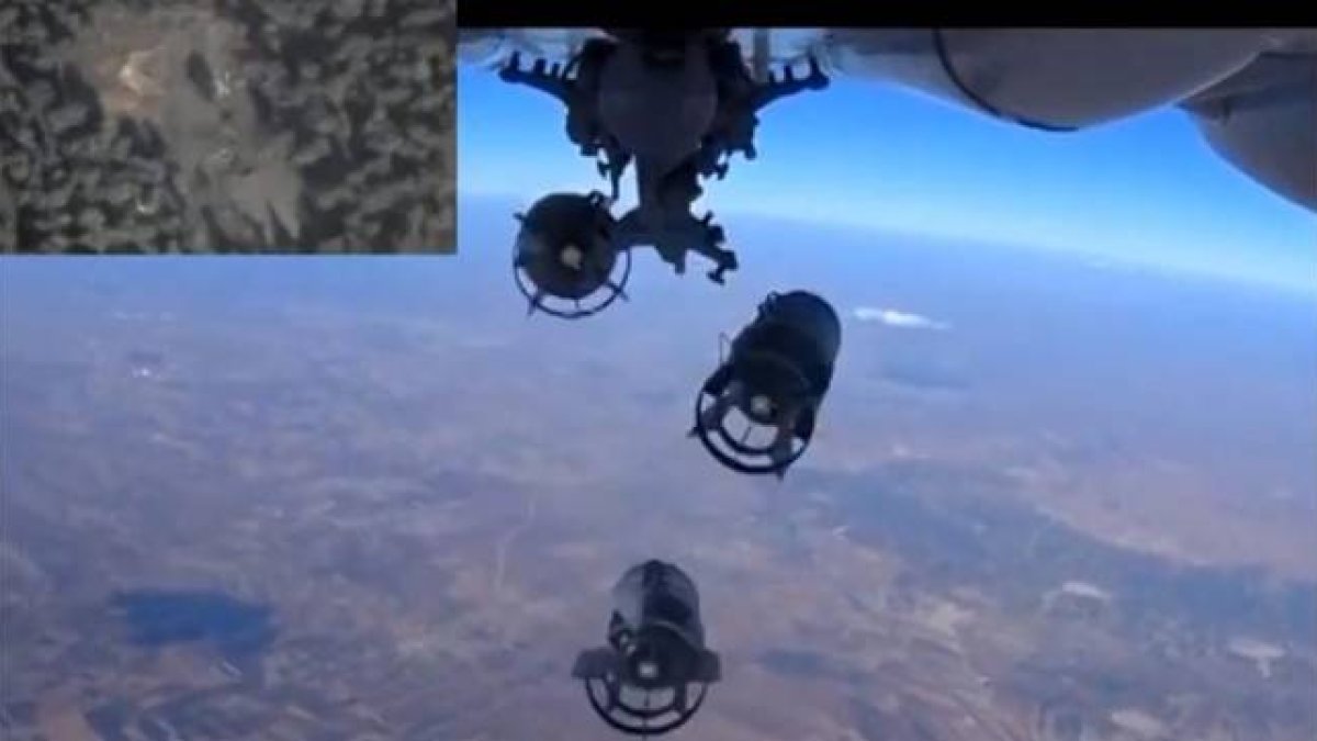 Un avión de combate ruso lanza bombas contra supuestas posiciones del ISIS cerca de Idleb (Siria, arriba izq.), en una imagen de un vídeo publicado en la web del Ministerio de Defensa ruso, este lunes.-EFE / MINISTERIO DE DEFENSA DE RUSIA
