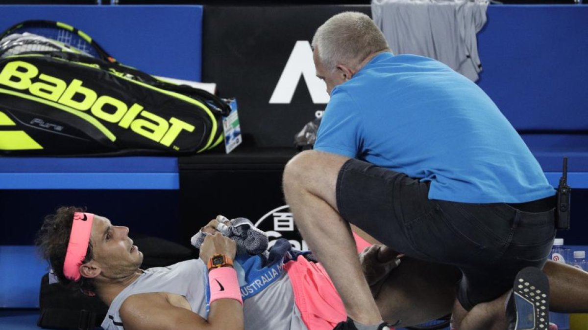Rafael Nadal, atendido en Australia.-AP