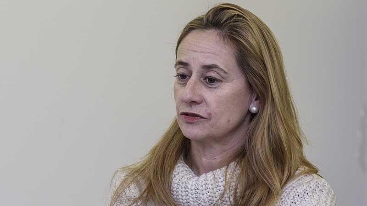 Susana Azcona Alonso presenta su ópera primera, con portada de Luis Corrales, hoy en la Sala Polisón.-Santi Otero