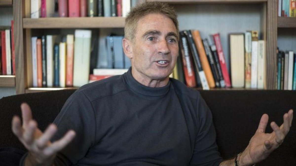 El pentacampeón australiano de 500cc, Mick Doohan, durante la entrevista con El Periódico, en el hotel Príncesa Sofía, de Barcelona.-EMILIO PÉREZ DE ROZAS