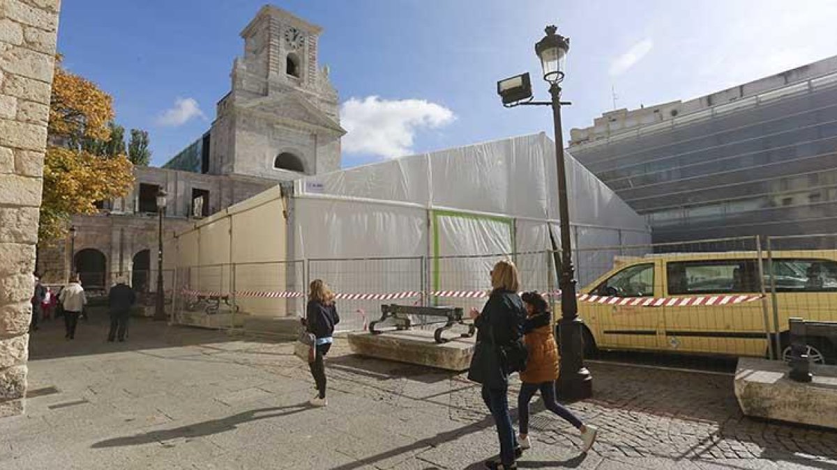 Imagen de la carpa junto al monasterio de San Juan para la reparación de la cubierta.-RAÚL G. OCHOA