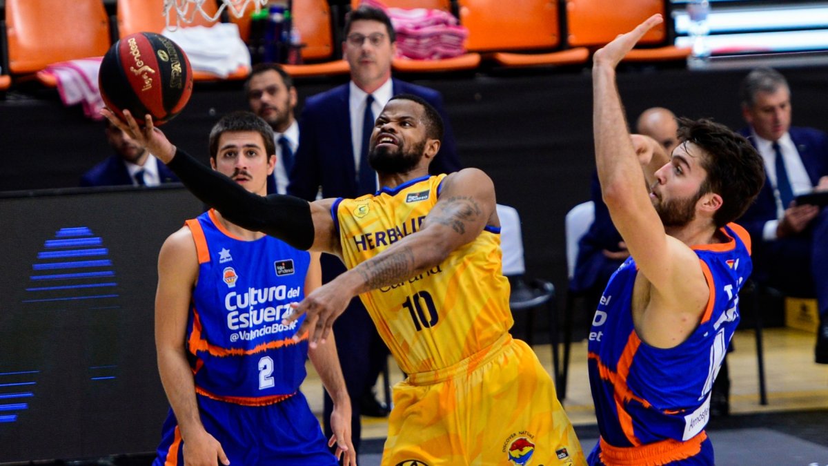Cook fuerza la acción ofensiva ante Marinkovic y Tobey, del Valencia. ACB PHOTO