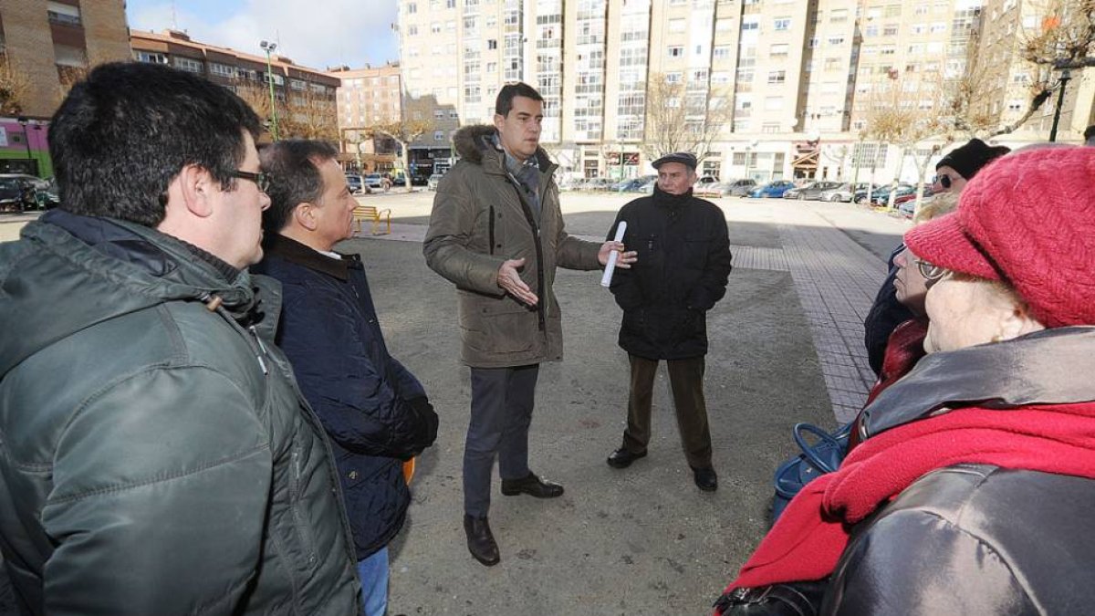 Encuentro celebrado ayer entre el vicealcalde, Ángel Ibáñez, con representantes de la asociación de vecinos.-Israel L. Murillo