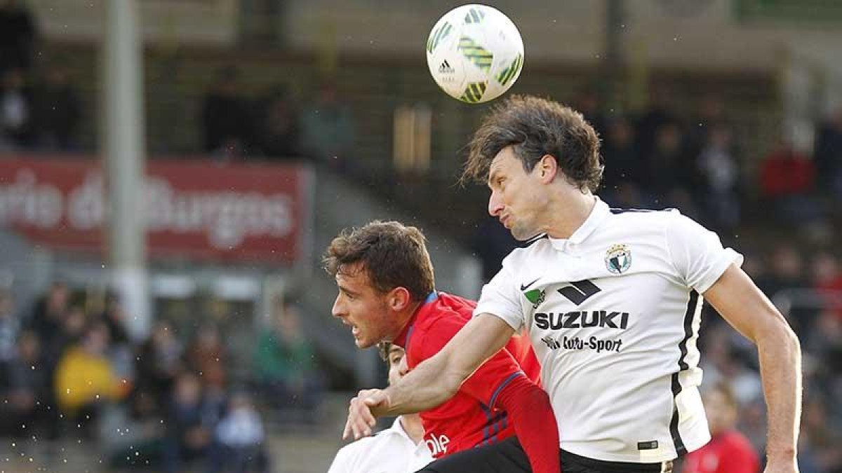 Alberto Cusidor disputa un balón aéreo durante el choque ante el Osasuna B.-SANTI OTERO