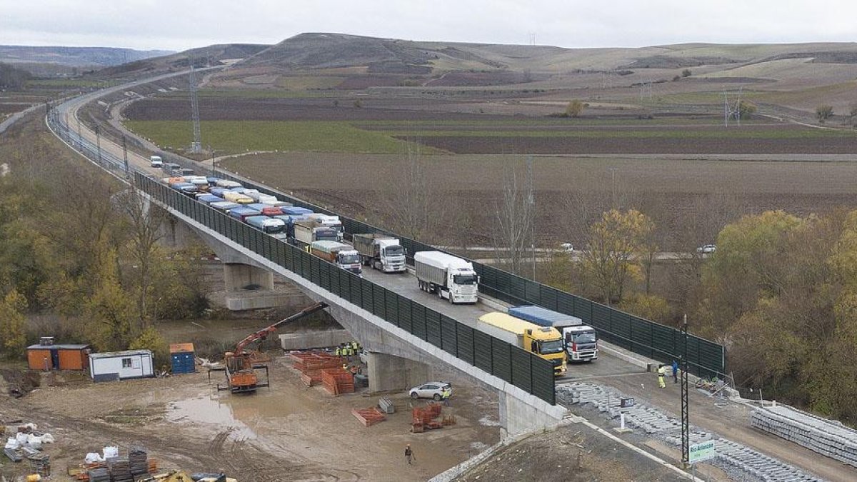 Imagen de los camiones sobre la plaraforma del viaductod del AVE en Frandovínez.-ISRAEL L. MURILLO
