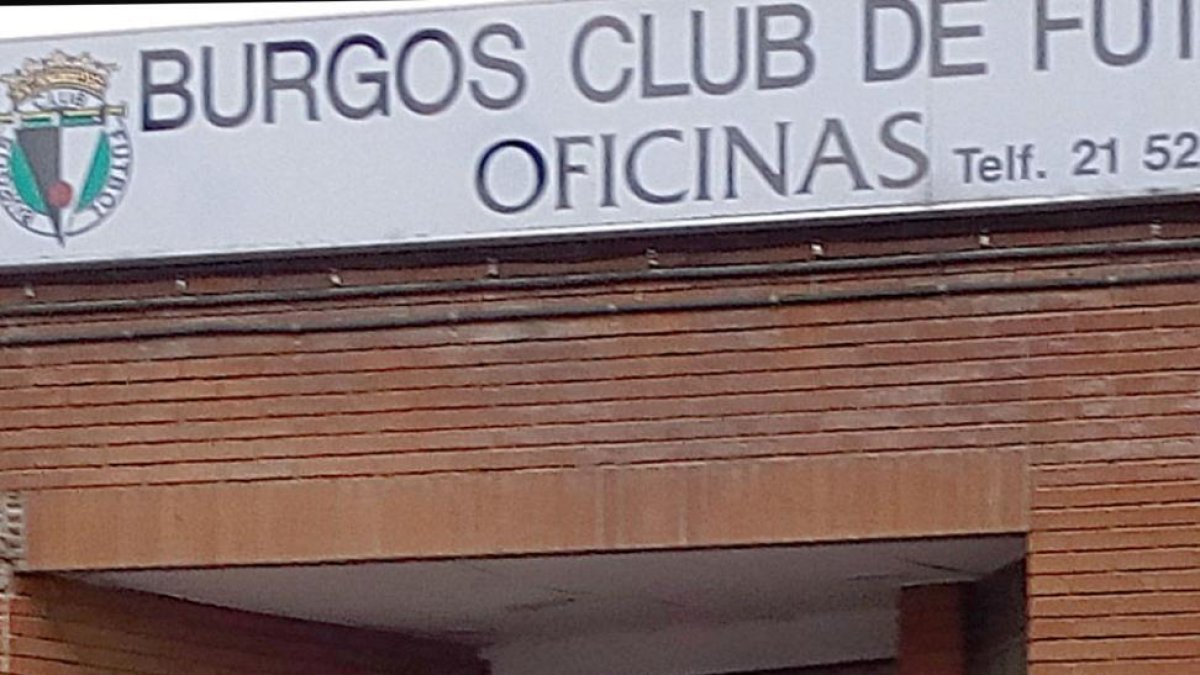 Pablo Infante sale de las oficinas del Burgos CF en la noche de ayer.-DIEGO ALMENDRES