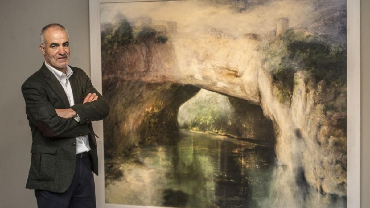 Carazo junto al cuadro de Puentedey, uno de las obras «que más me gustan».-ISRAEL L. MURILLO