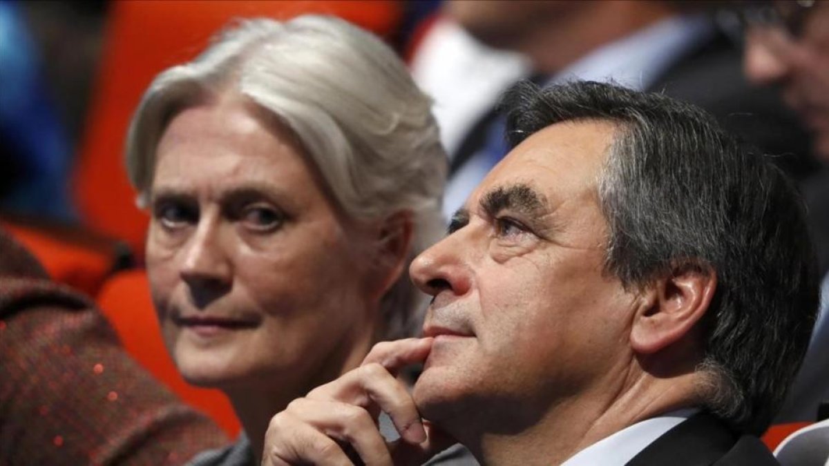 François Fillon junto a su esposa, Penélope, el pasado mes de noviembre.-REUTERS / CHARLES PLATIAU