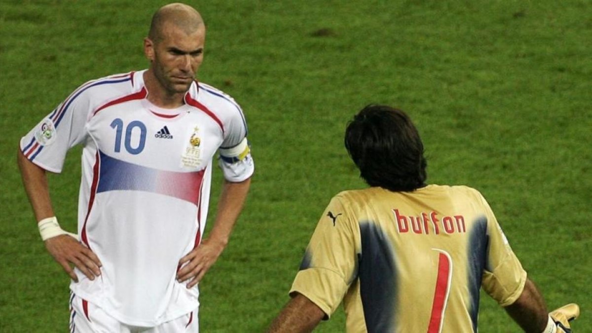 Gianluigi Buffon pide explicaciones a Zinedine Zidane tras su cabezazo a Marco Materazzi durante la final del Mundial del 2006.-REUTERS / KIERAN DOHERTY