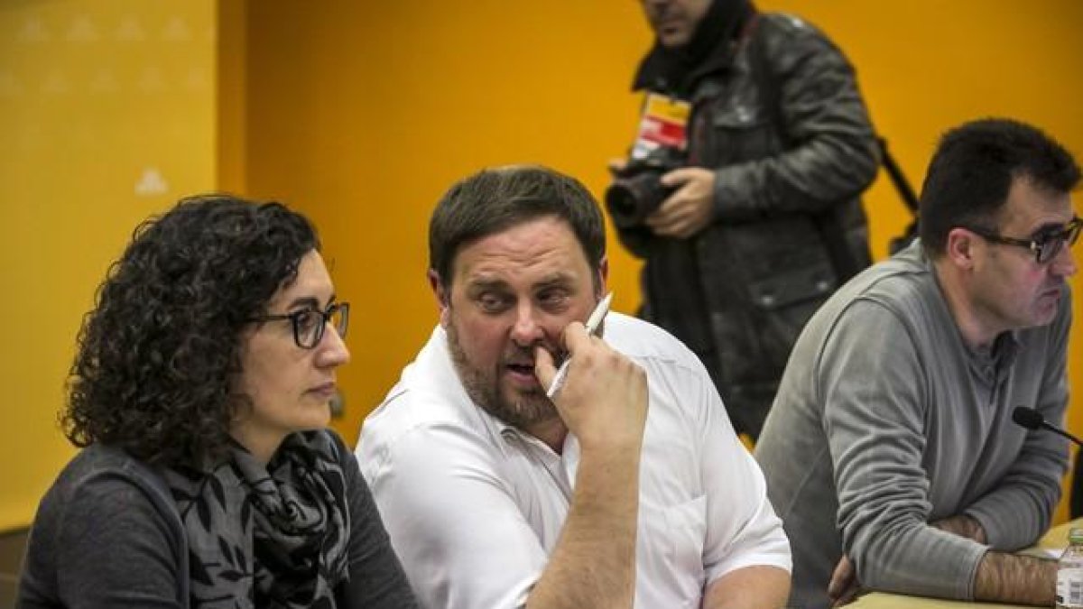 Oriol Junqueras y Marta Rovira durante la reunión de la ejecutiva de ERC.-JOAN PUIG