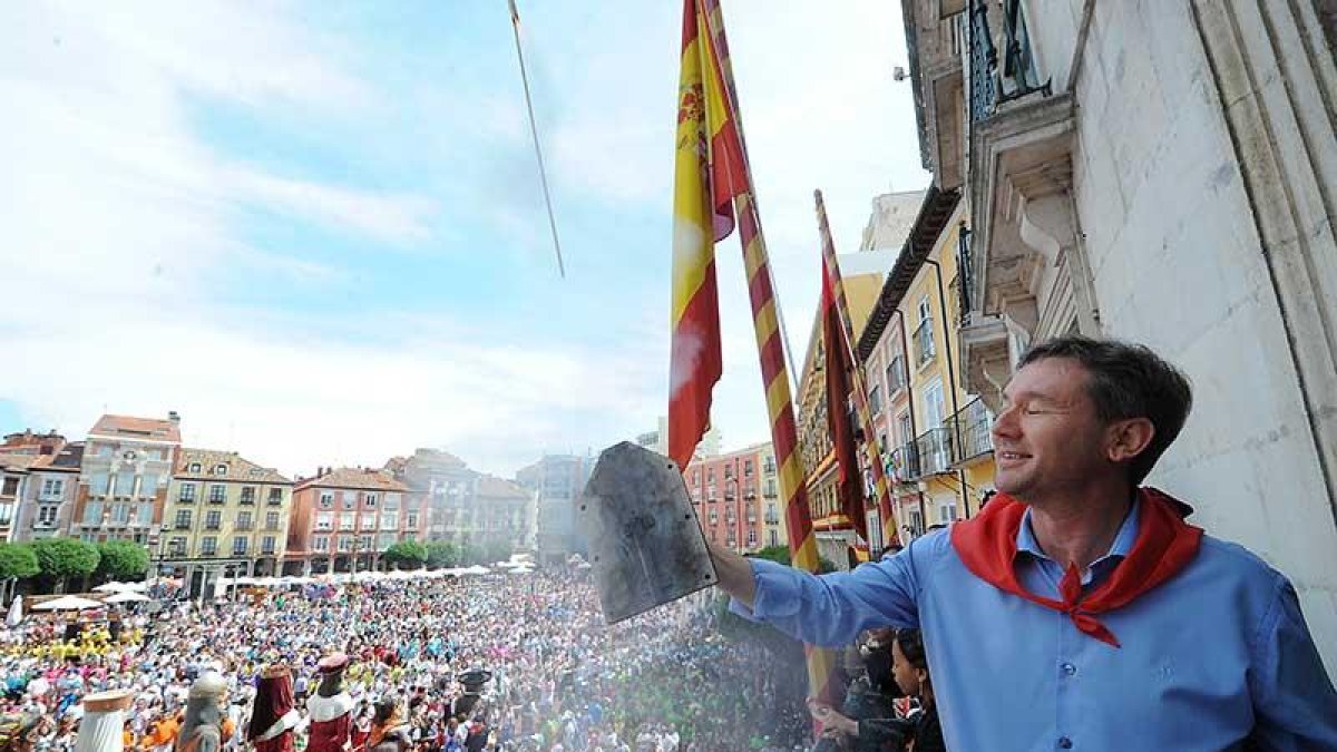Este año la bomba anunciadora coincidió el sábado24 de junio con el lanzamiento de la bota.-ISRAEL L. MURILLO