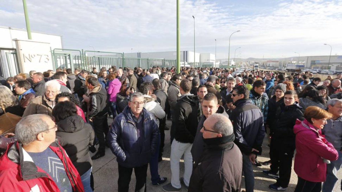 Los trabajadores de la empresa cárnica se concentraron ayer en Carnes Selectas (Villalonquéjar) para conocer el resultado de la negociación.-RAÚL G. OCHOA