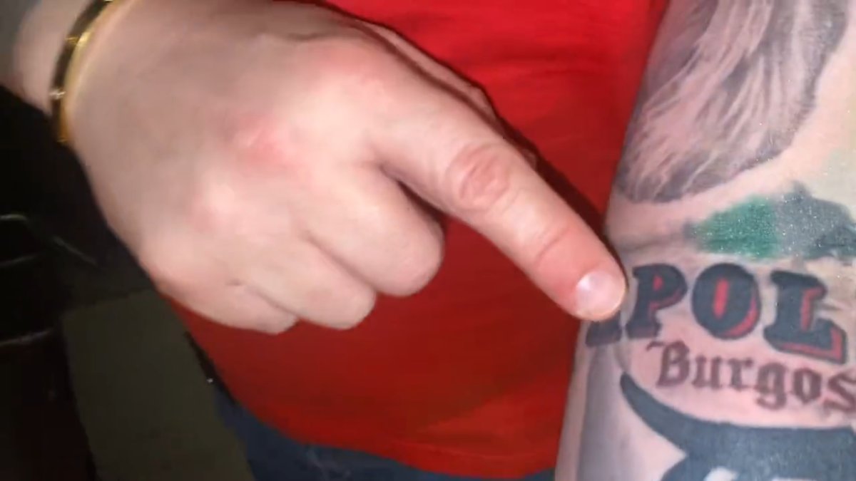 Larry se ha tatuado el nombre de Burgos en el antebrazo izquierdo.