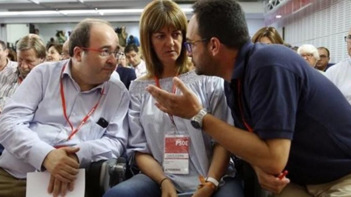 Miquel Iceta, Idoia Mendia y Antonio Hernando, en el comité federal del PSOE.-