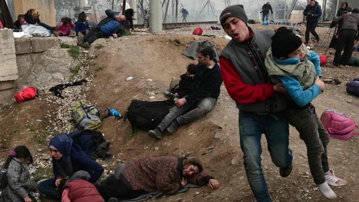 Policía macedonia carga contra los refugiados con gases lacrimógenos.-