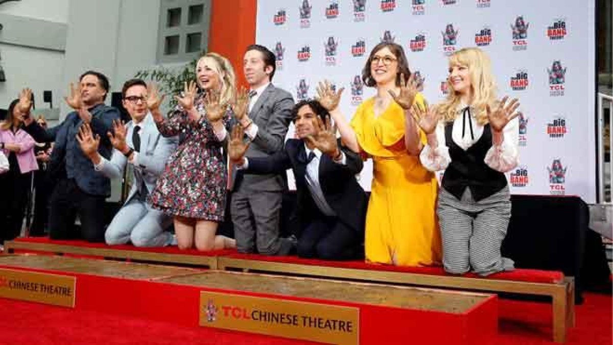 Los actores de The Big Bang Theory inmortalizan sus huellas en Hollywood.-ADAM S. DAVIS