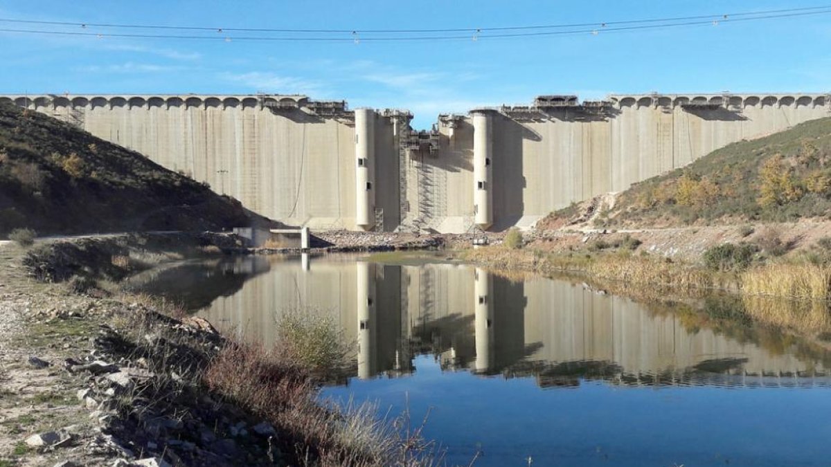 El hormigonado se halla prácticamente concluido, sólo a falta de rematar la parte superior de las torres existentes en el centro de la estructura.-ECB