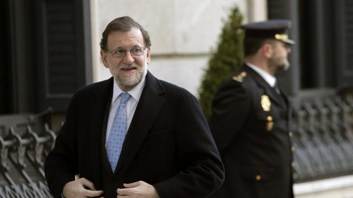 El presidente del Gobierno en funciones, Mariano Rajoy, a su llegada hoy al Congreso para asistir a la constitución de las nuevas Cortes Generales.-