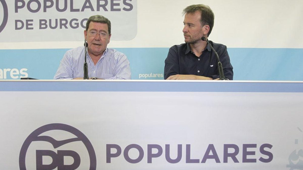 César Rico y el secretario del PP de Burgos, Borja Suárez.-SANTI OTERO