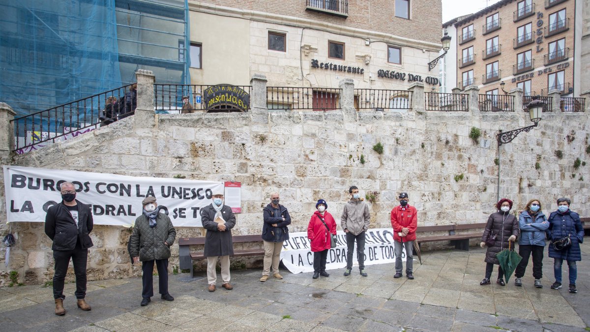 Imagen de una movilización contra el proyecto de puertas encargado a Antonio López. SANTI OTERO