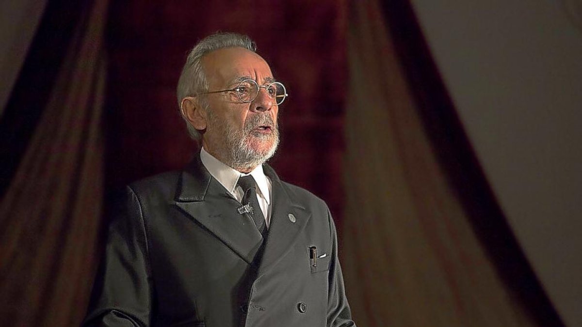 El actor José Luis Gómez mientras interpreta a Unamuno ayer en la USAL.-ICAL