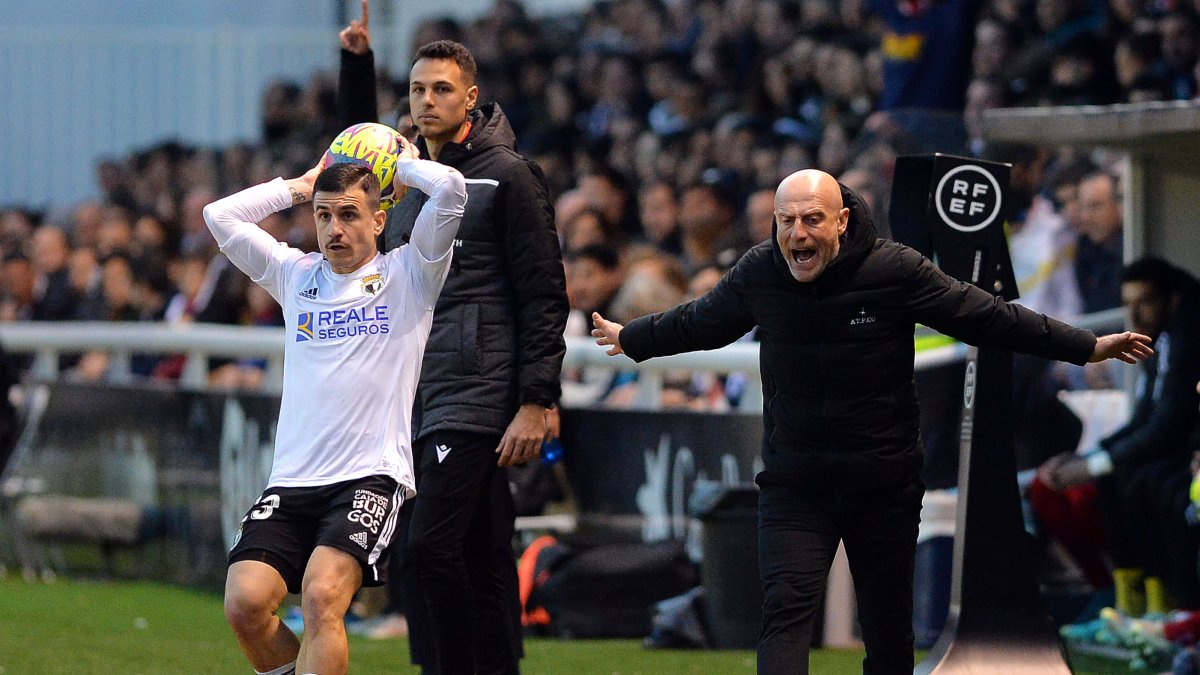 El técnico blanquinegro junto a José Joaquín Matos dirige a los suyos en la banda. TOMÁS ALONSO