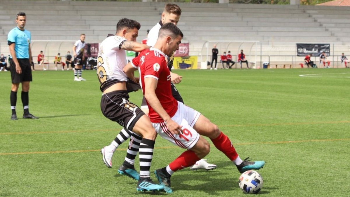 Claudio protege el balón ante la presión del exburgalesista Acosta. BURGOS CF