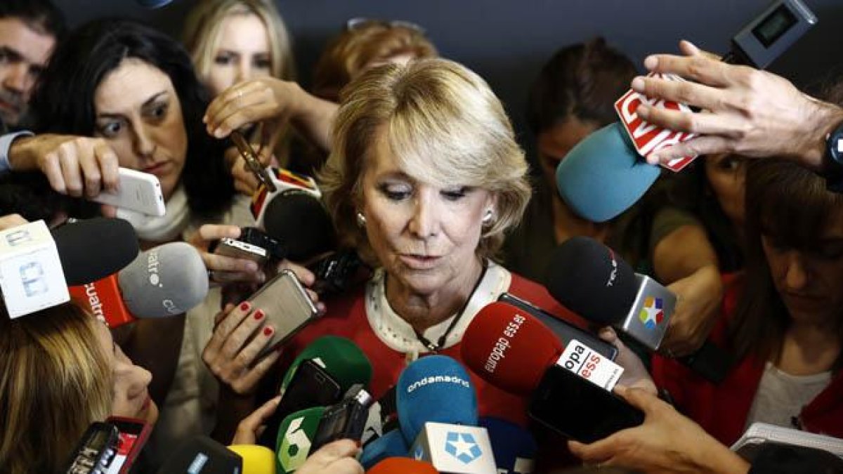 En el exterior le esperaban algunos manifestantes que le han proferido gritos e insultos.-
