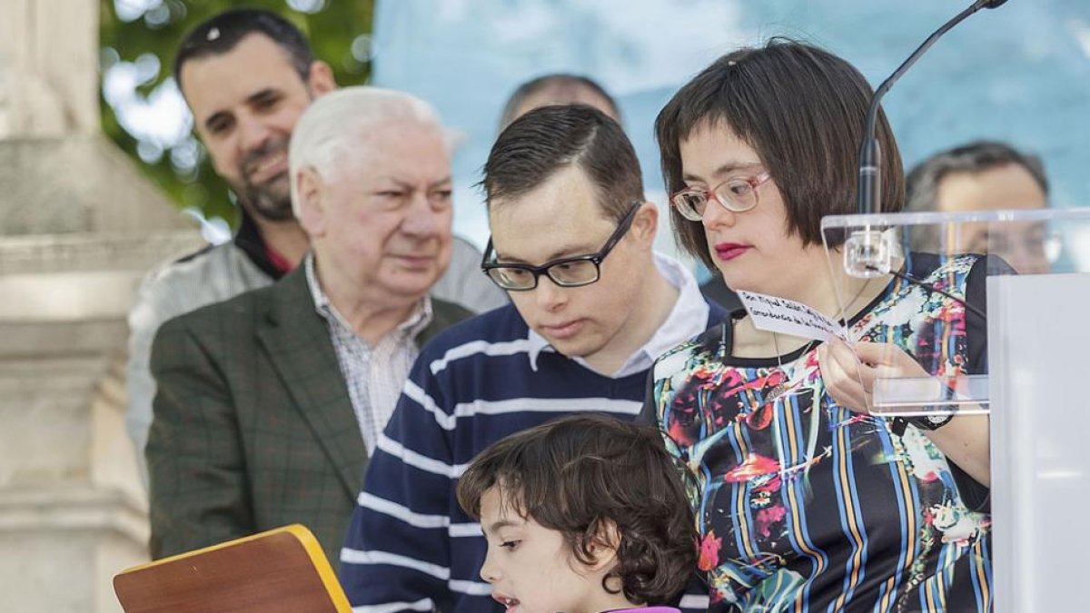 Los presentadores, Andrés y Beatriz, muy pendientes de los lectores.-Santi Otero