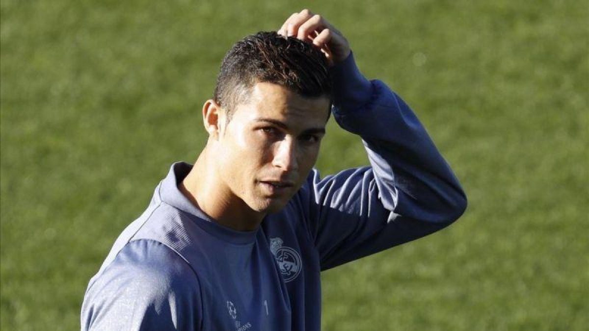 Ronaldo, durante el entrenamiento del Madrid del martes en Valdebebas.-EFE / SERGIO BARRENECHEA