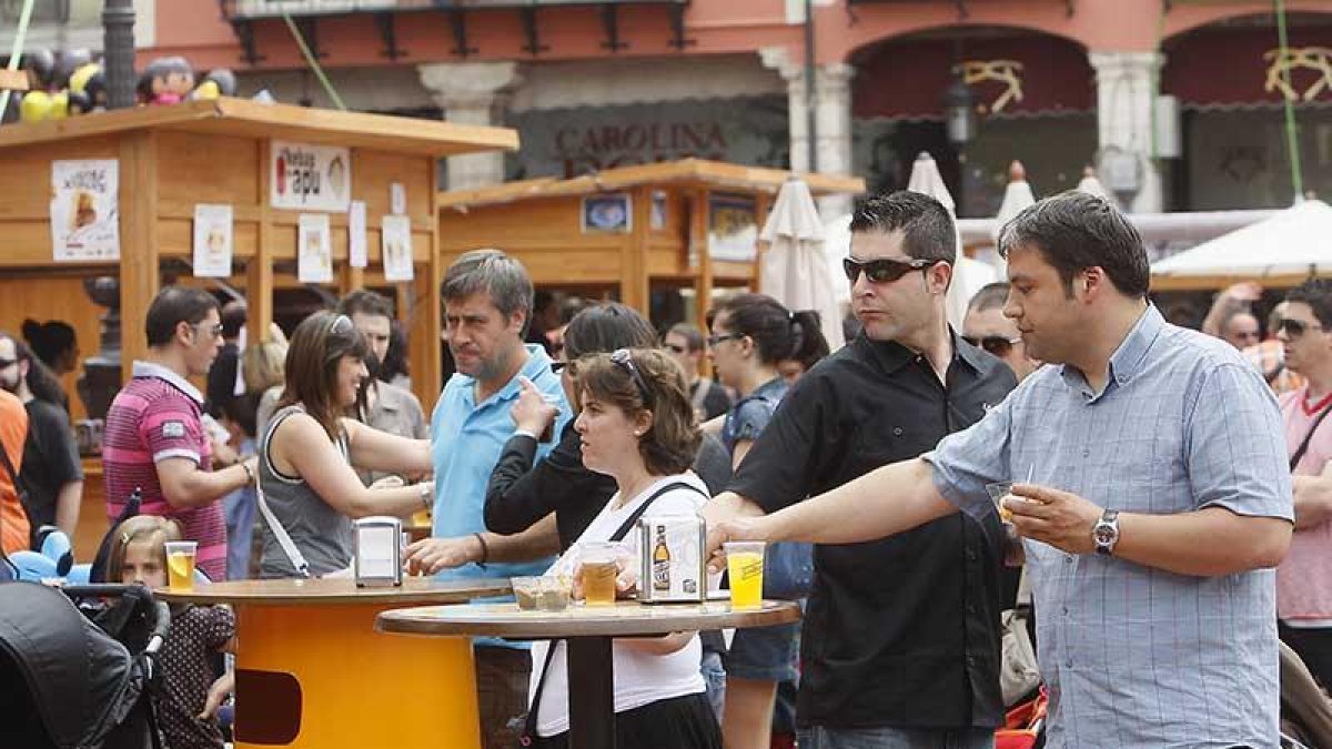 Decenas de personas disfrutan de la feria en la Plaza Mayor en una imagen de archivo.-RAÚL G. OCHOA