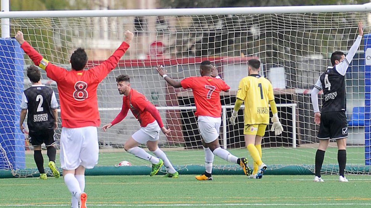 Los jugadores del Real Burgos festejan la consecución del gol de Óscar, el primero de la tarde-Israel L. Murillo