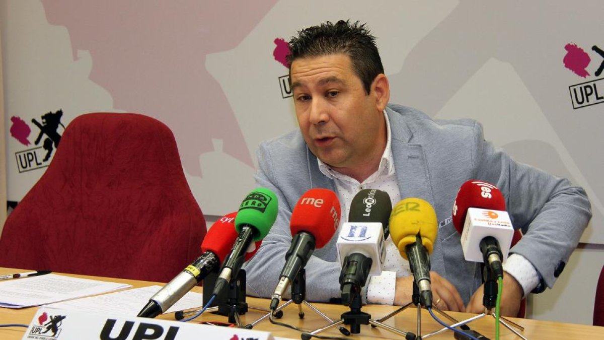 El procurador de UPL, Luis Mariano Santos, presenta en rueda de prensa el balance del primer año de mandato en las Cortes de Castilla y León.-ICAL