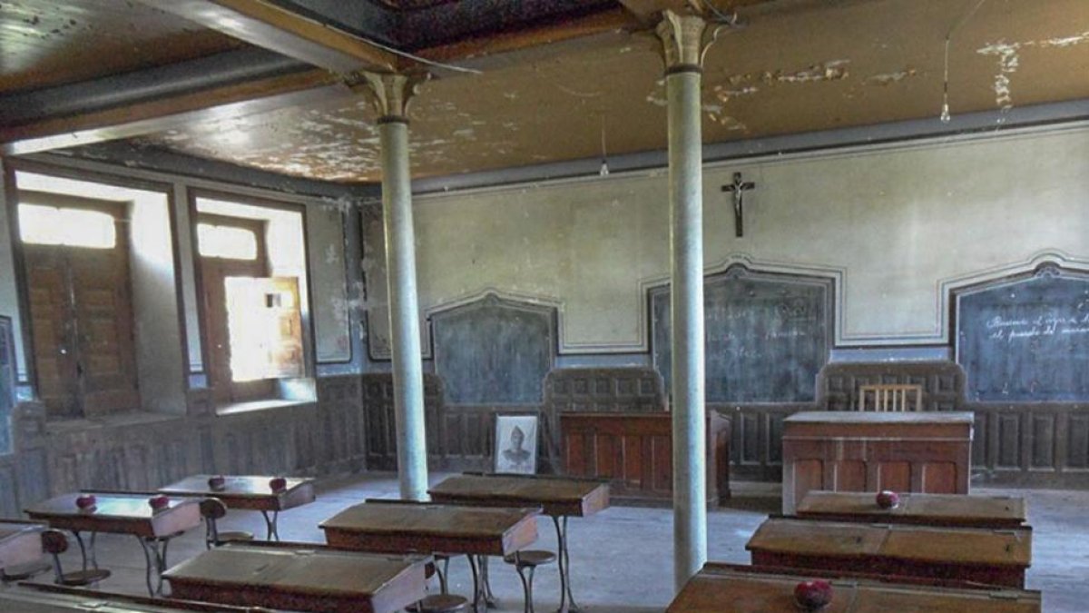 La escuela dejó de recibir alumnos en 1969 y desde entonces se conserva intacta.-ECB