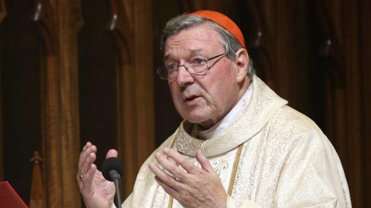 Fotografía de archivo del cardenal australiano George Pell, actual prefecto de la Secretaría de Economía de la Santa Sede, durante una misa de Acción de Gracias celebrada en Sídney (Australia), el 27 de marzo de 2014. El cadenal está