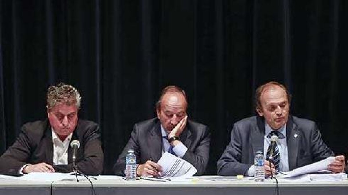 De izquierda a derecha, Raúl Coca, Miguel Ángel González y Juan Carlos Barriocanal durante la Asamblea del lunes.-RAÚL G. OCHOA
