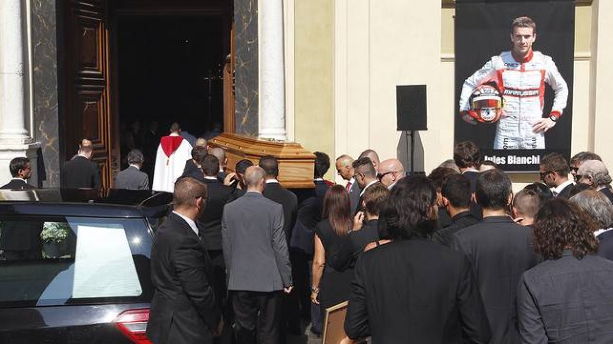 El féretro de Bianchi es portado al interior de la catedral de Sainte Réparate por un grupo de jóvenes pilotos.-Foto: AP / LIONEL CIONNEAU