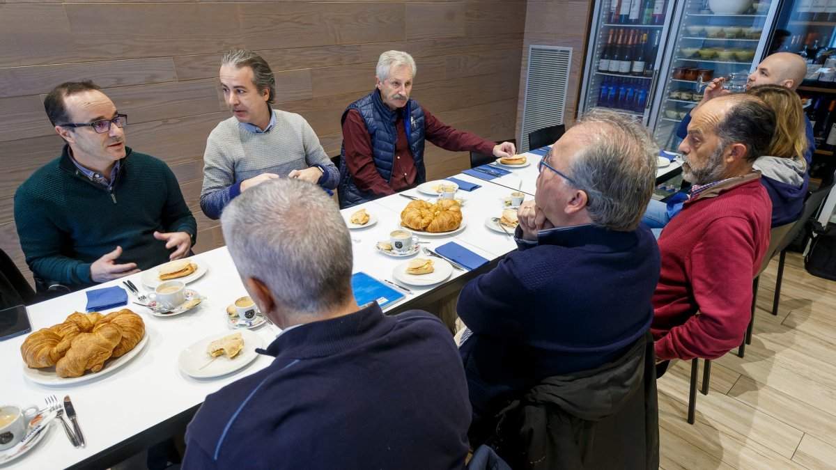 Diego Ocampo explica el proyecto en el desayuno navideño con la prensa deportiva de Burgos. SANTI OTERO
