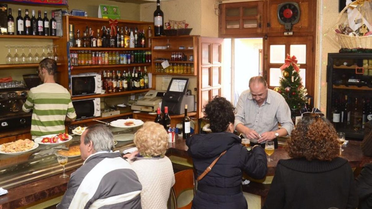Los clientes y amigos se acercaron al bar El Pilar de Eduardo Portilla en la localidad de Roa de Duero para celebrar ese ‘quinto premio’, aunque sólo se hubiera vendido un décimo.-R. ORDÓÑEZ / ICAL